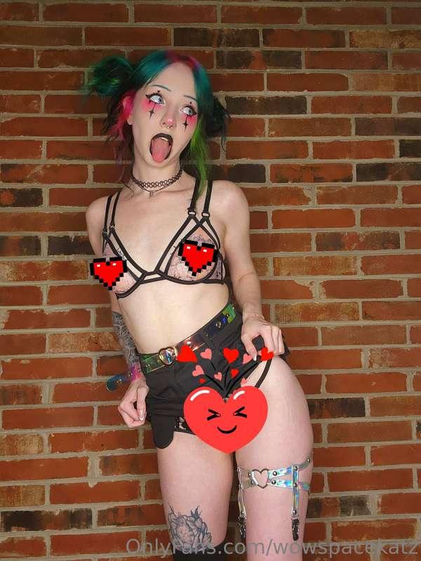 stripping down and pussy in your faceee 😋