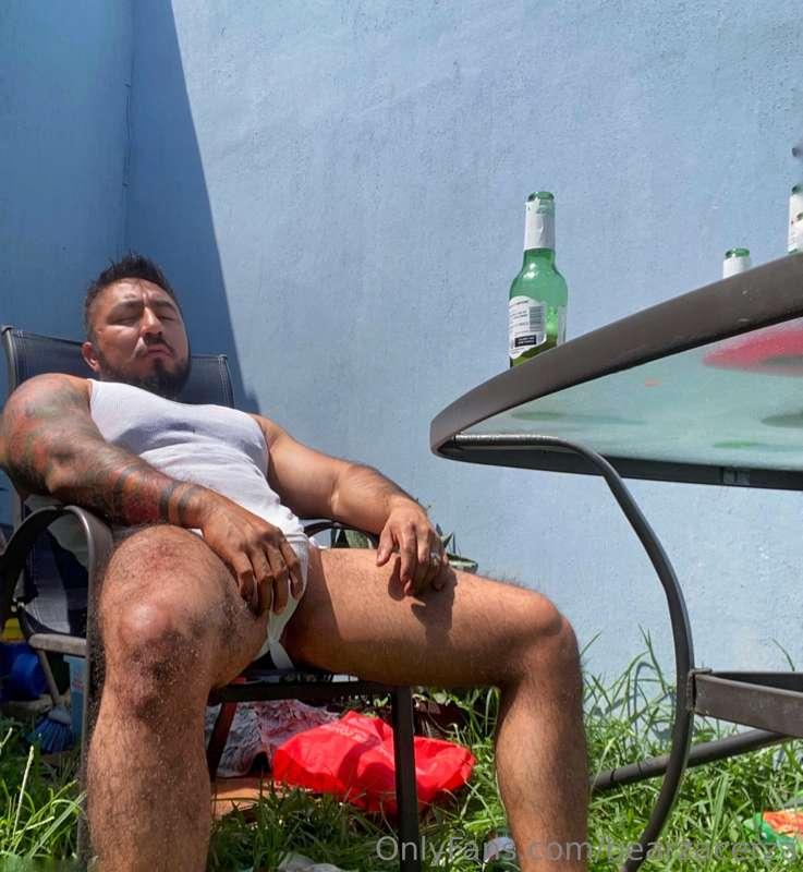 Sabes que fue una buena peda cuando, despiertas en el jardín..