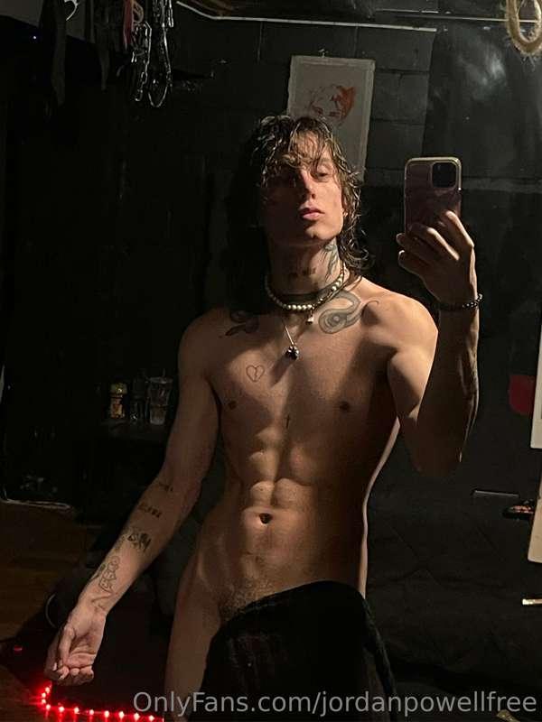 that towel just WANTS off👀