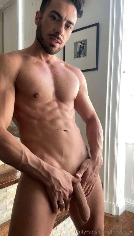 Vuoi vederlo in azione questo bel pisellone? 😈Vieni in chat ..