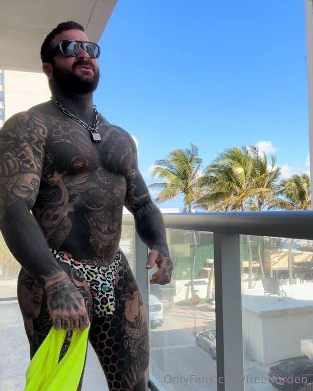 Palm trees and but cheeks 