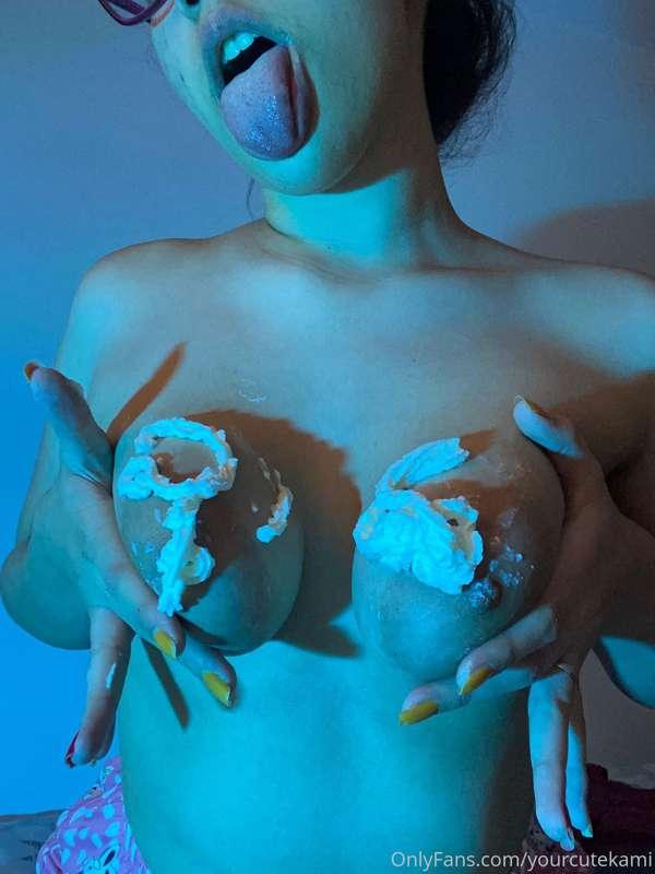 I got dirty with cream, could you help me clean?🥺🤭