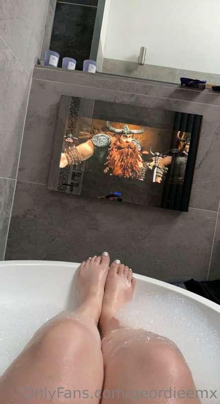 I’m bored in the bath baby, come entertain me🙄