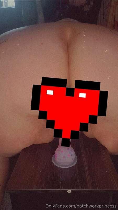 I love a good suction cup dildo 🖤🖤
Get this one minute ridin..