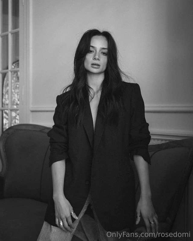 Black and white, but never boring 😈This pose? It’s a warning..