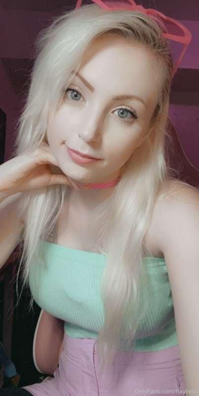 Answering messages and offering sexting when I wake up 🥰cant..