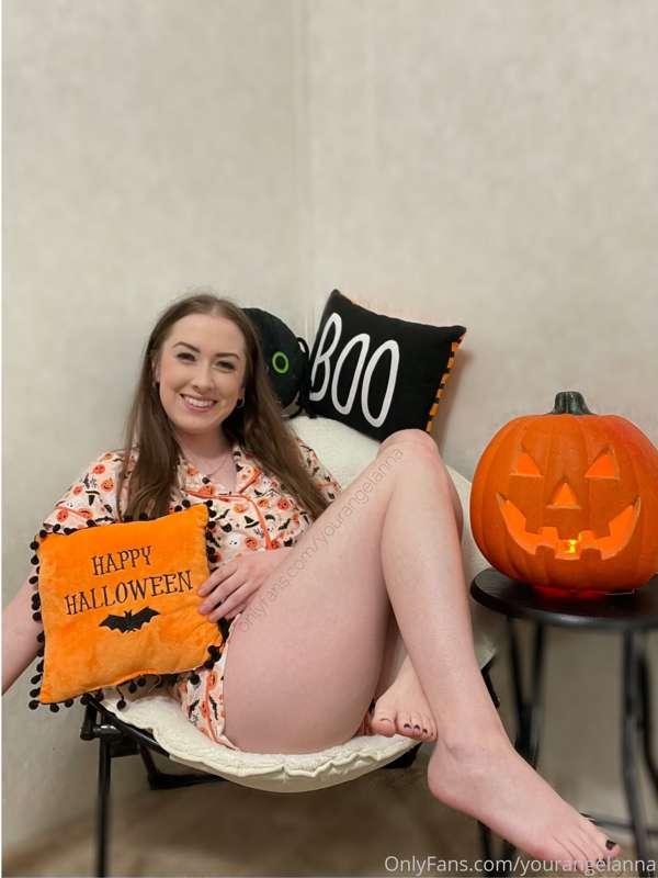 Halloween is my favorite holiday!! 🎃👻 do you like my new Hal..