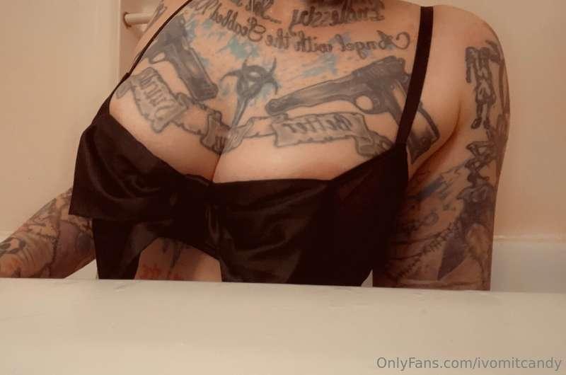 I’m a gift 🎁 see my ribbon! ♥️🎁♥️💋