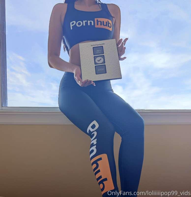 SFW vid of me in this new gear and plaque from Pornhub 

⬇️C..