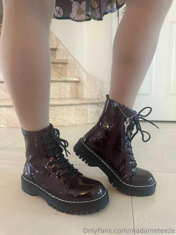 My Chasity slave is taking me shopping. I’m wearing stocking..