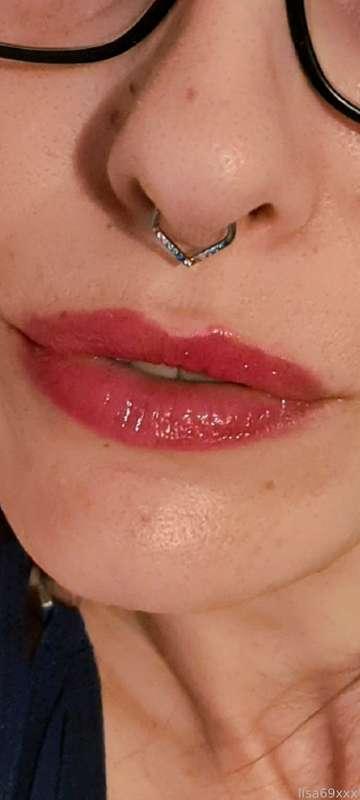 Not often i do a post with multiple photos of just my face 🙃 But i had to show you the new ring i habe in my nose 🥰
Do you think it looks good ?? 

I have other photos to post but will have to be tomorrow 🙈

#face #glasses #piercings #tongue 