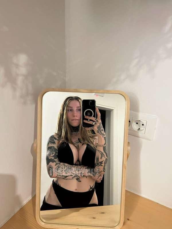 $5 Resub auf @inkedsophiie komm rüber und genieße all die gr..