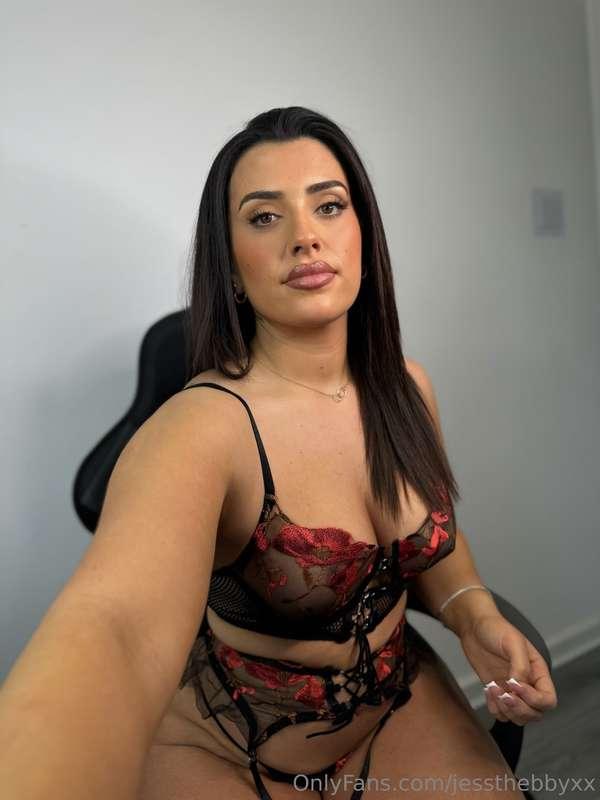Do u think I’m sexy babe? Let me know in the DM🧡