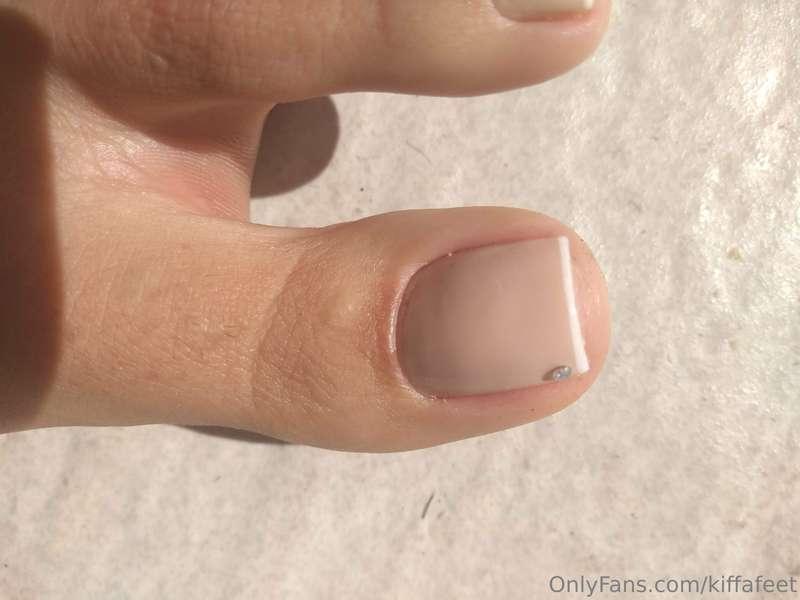 Lovely big toe to suck