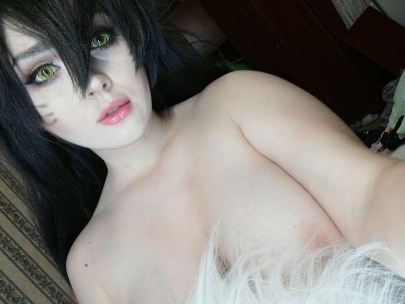 Wanna see Ahri's nipples? Here are they!