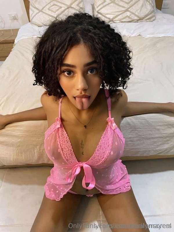 Super sexy 19-year-old cuban hottie @lisandraalonsoreal with..