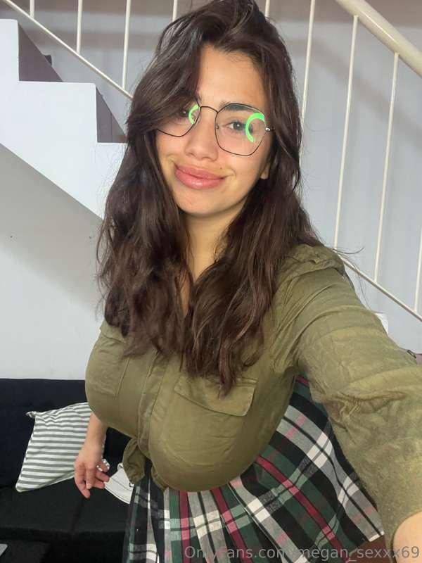 BOSS!😏😈Your secretary is very hot, she'll help you cum by le..