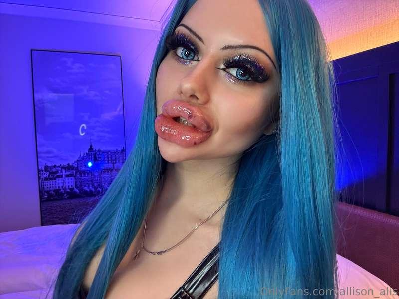 MY SUPER BIG NEW AUGMENTED LIPS💉🩵 Lips close up🤩Applying glo..