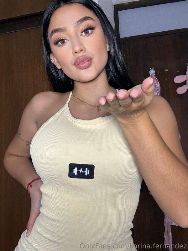 Glossy girl in a velvet world 💄💫