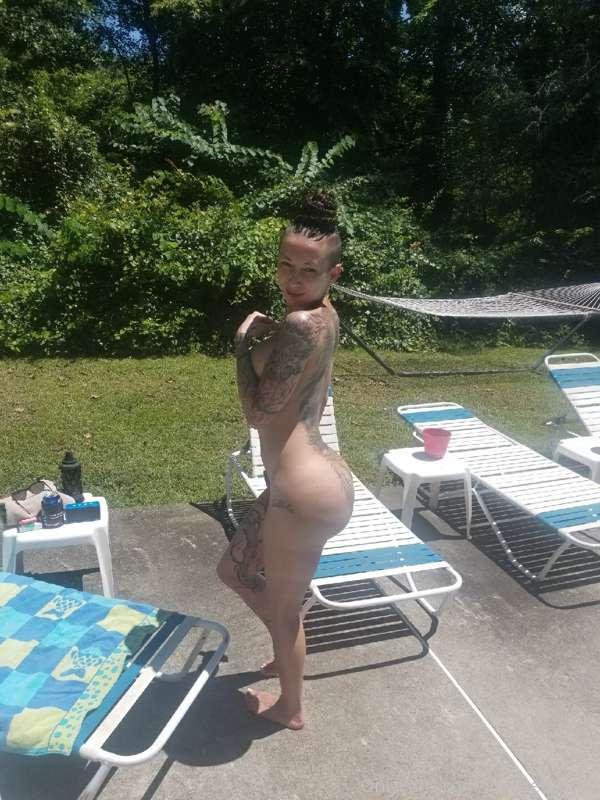 😂😂 enjoy pool days