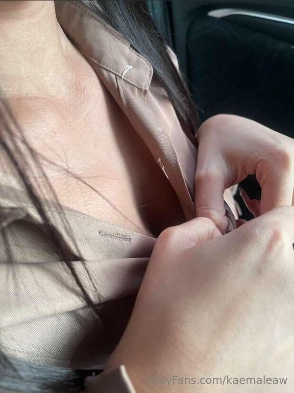 ลองเปลี่ยนชุดในรถ  ตื่นเต้นดีนะ