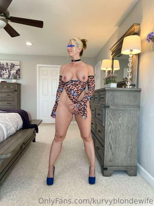 kurvyblondewife image #13