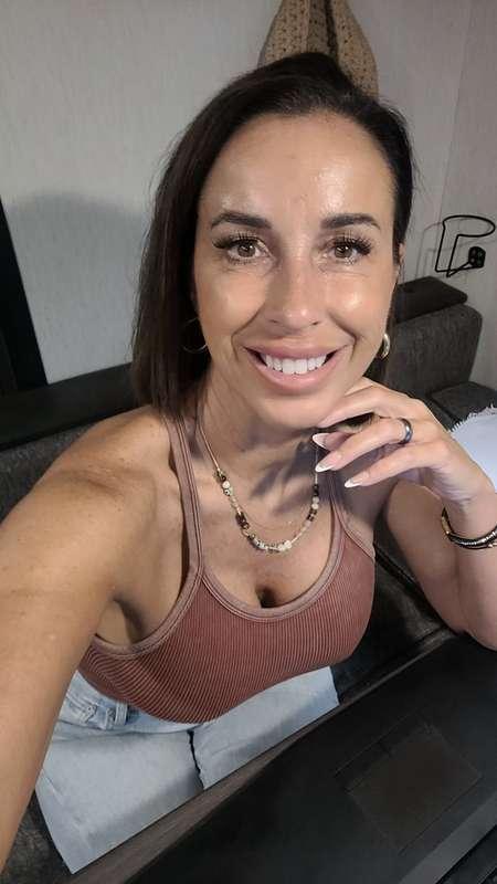 Your fav online milf slut, reporting for duty!  Now pull out..