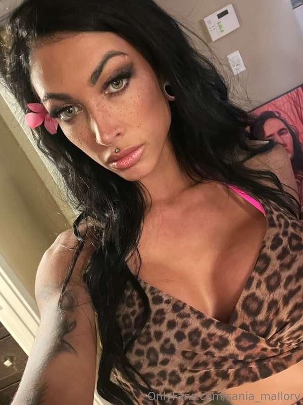 Do you prefer a natural or glam look? 🌸