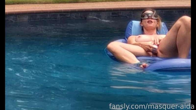 it's too hot for clothes today 🤭 

Let me strip in my pool and stick in this dildo for a delightful treat while floating! 

#public #pool #masturbation #solo #curvy #brunette #pawg #bbw #mom #milf #over40 #cougar #fyp