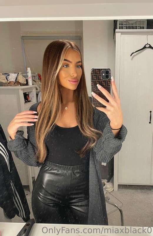 Not liking this rainy weather today 🙈 I need someone to cum ..
