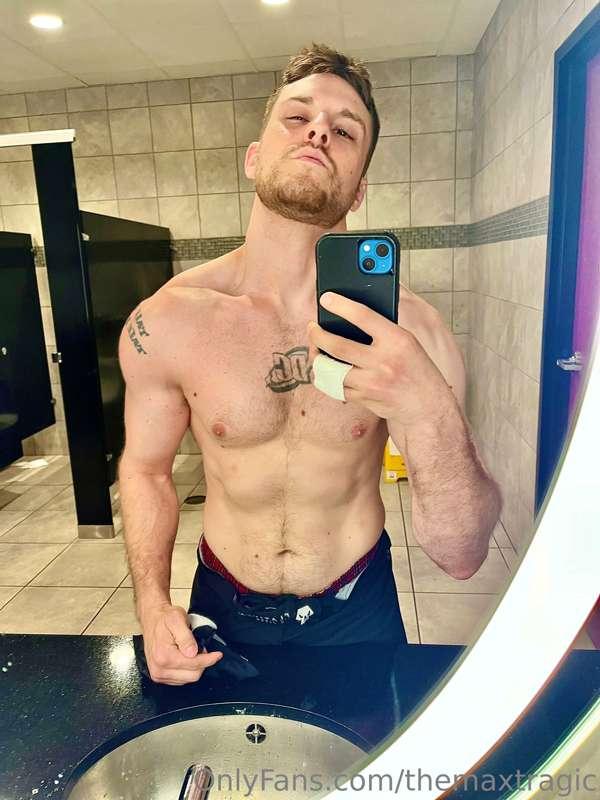 Saturday upper body workout including cardio. 
Chest, biceps..