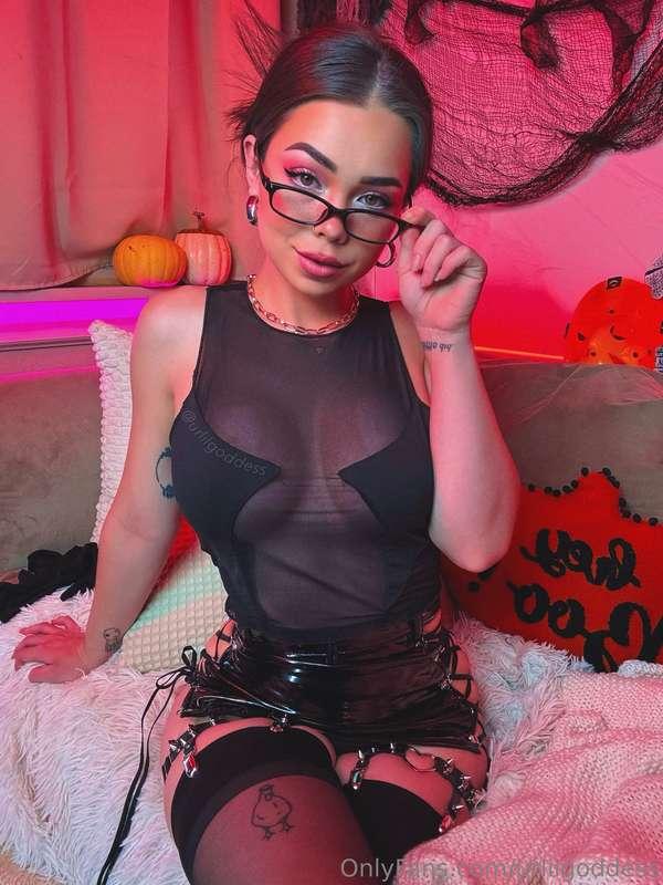 Last pic is ur view from under my desk 🦇