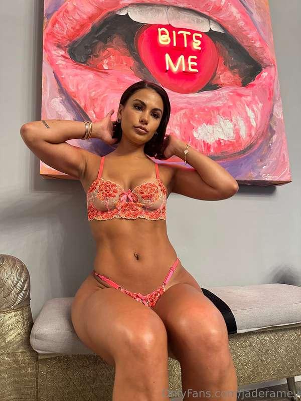 ass so phat you can see it from the front 😮‍💨