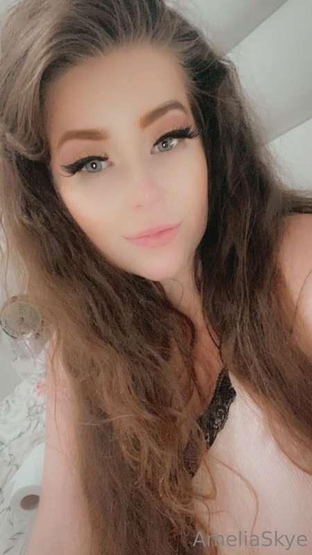 Choose what video I film later 👀😚 (cute selfie is unrelated)