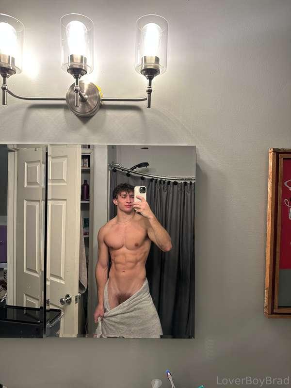 Sleepy 😴 need someone to me us both up ;) 