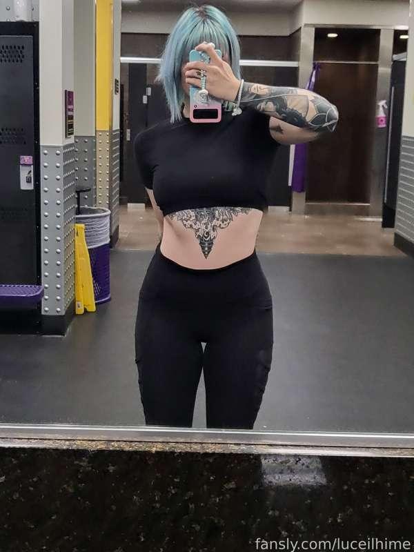 Finished my workout before 11AM! Time to cosplay! 
I got a short passing vid in the gym bathroom since my last mini piss vid got so much love! 
Will be super super cheap and I really had to pee this time !! 

#fyp #pissplay #piss #watersports #public #gym #thickthighs #curvygirl #alt