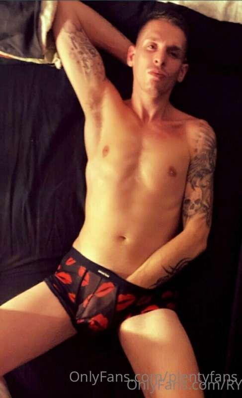 One of the sexiest straight male pages😍
Come follow his page..