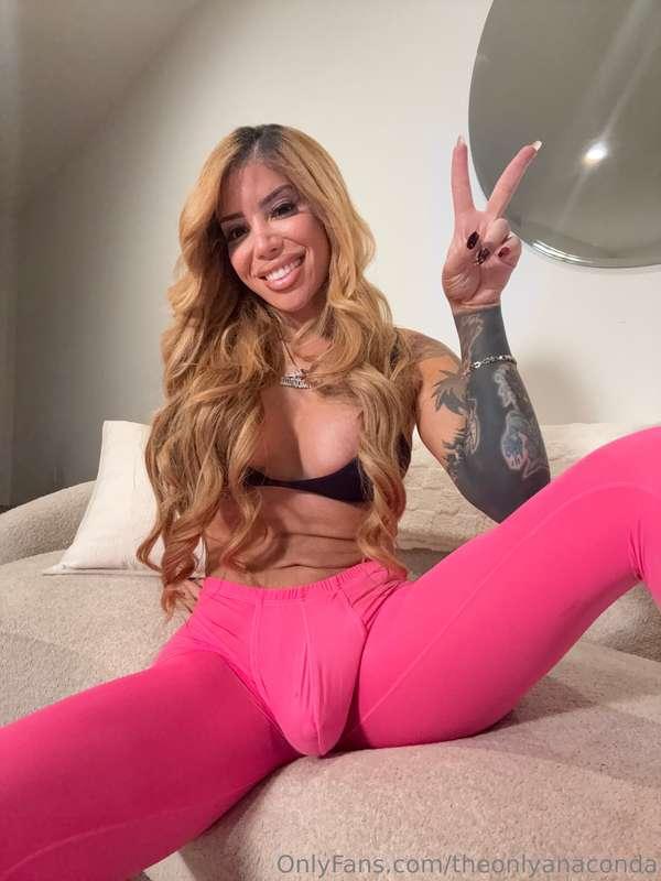 Legs spread, leggings bulging… what are you waiting for? Kne..