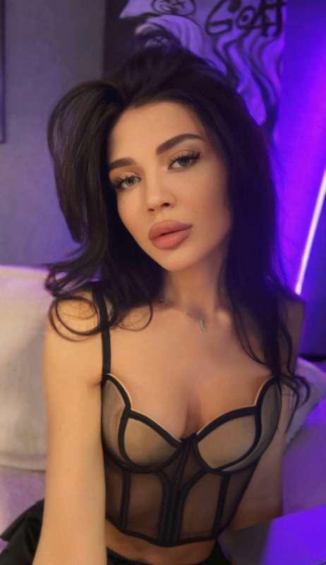 ## **FIRST FAN TO TIP $30 RECEIVES $5000 OF MY HOTTEST VIDEO..