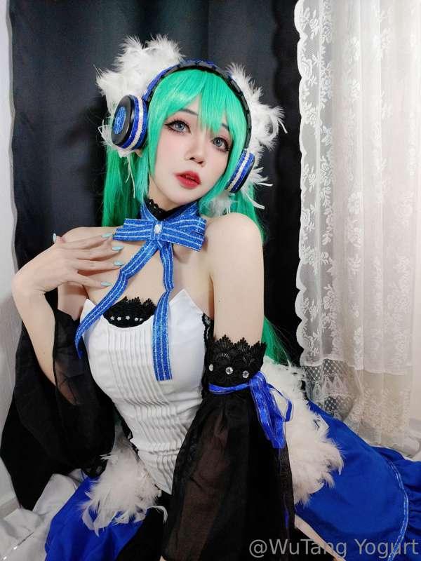 "~💙Happy Birthday Miku💙~
~💙生日快乐初音未来💙~

拿出了我收藏多年的miku cos
这套是..