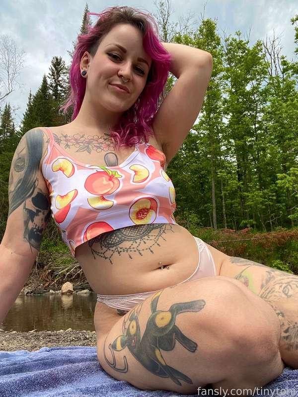 Titties at my new fave river spot 🥰 I’m so happy I found it, the perfect place for filming! 👀💦

#outdoors #selfie #curvy #inkedbabes #bodyhair #naturalbodies #armpits #fyp