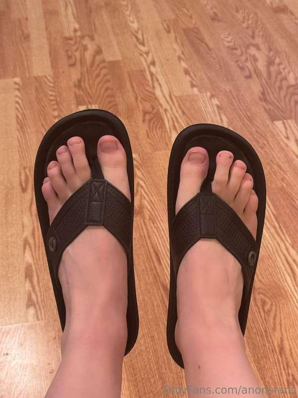 Tops of my feet in sandals.  Want a video of them in sandals..