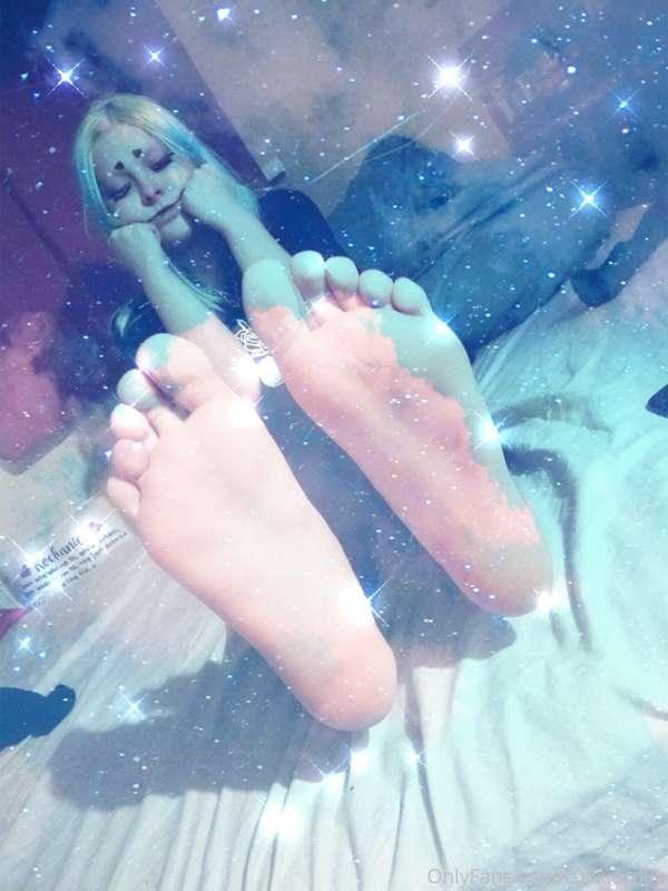 Who wants some feet pics?  ♥