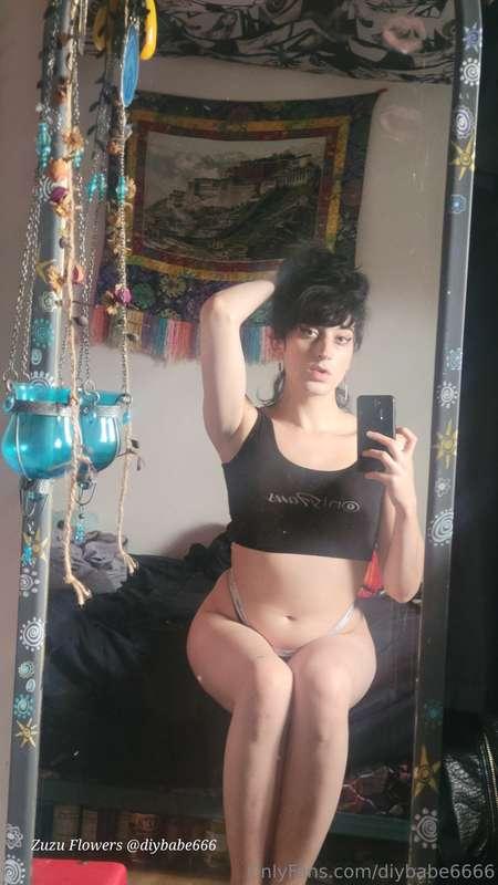 Have an amazing day darlings 💋🖤😇 When you see my hips do you..