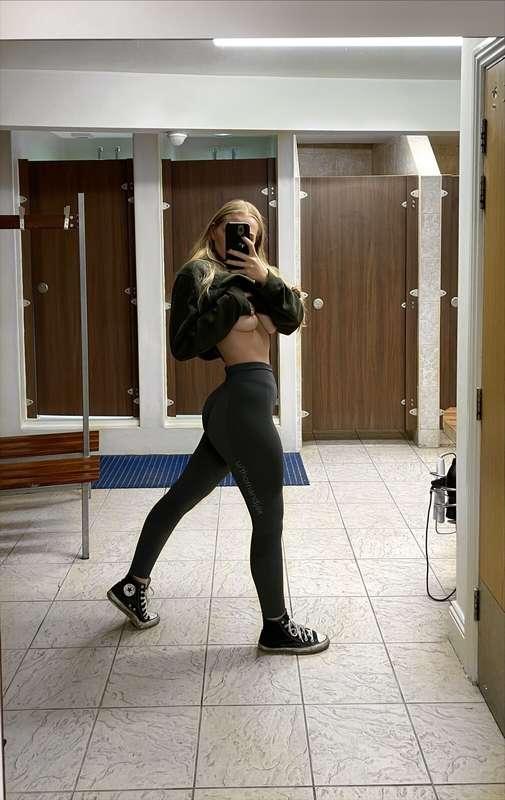 Wanna be my gym buddy? 🏋🏼‍♀️ You could help me stretch after..