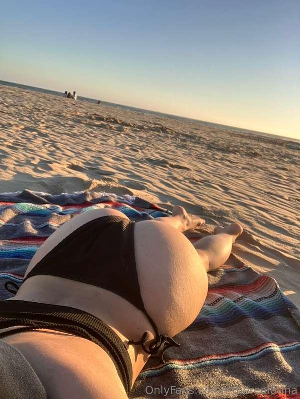 the sun, the beach, and my 🍑