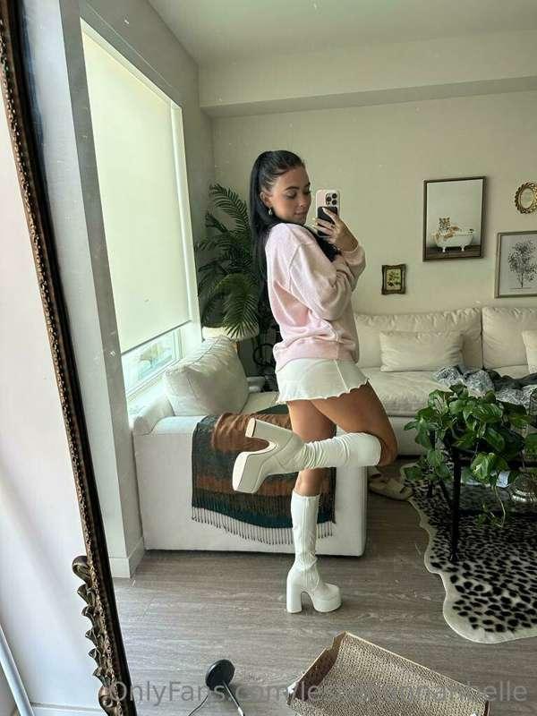 mini skirts + big heeels is such a vibe 💞