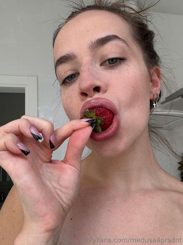Mmm this strawberry sooo sweet just like youu🍓