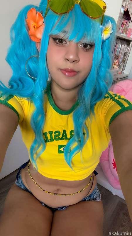 I'm late to posting my Brazilian Miku HERE, but I'm sure you saw the sneak peaks! I regret not doing a full HD set of it (┬┬﹏┬┬)