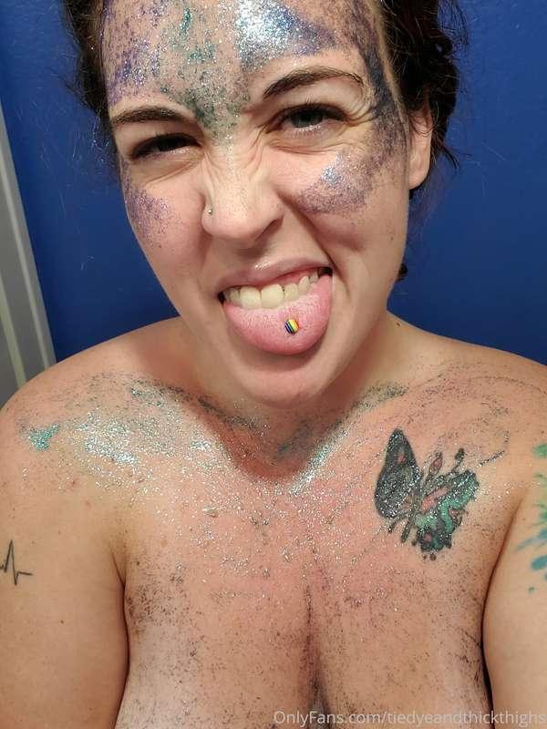 I love glitter :P  Especially when im nude 😆
